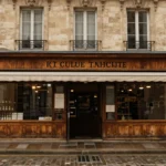 Rue commercante pietonne parisienne au petit matin avec devantures anciennes